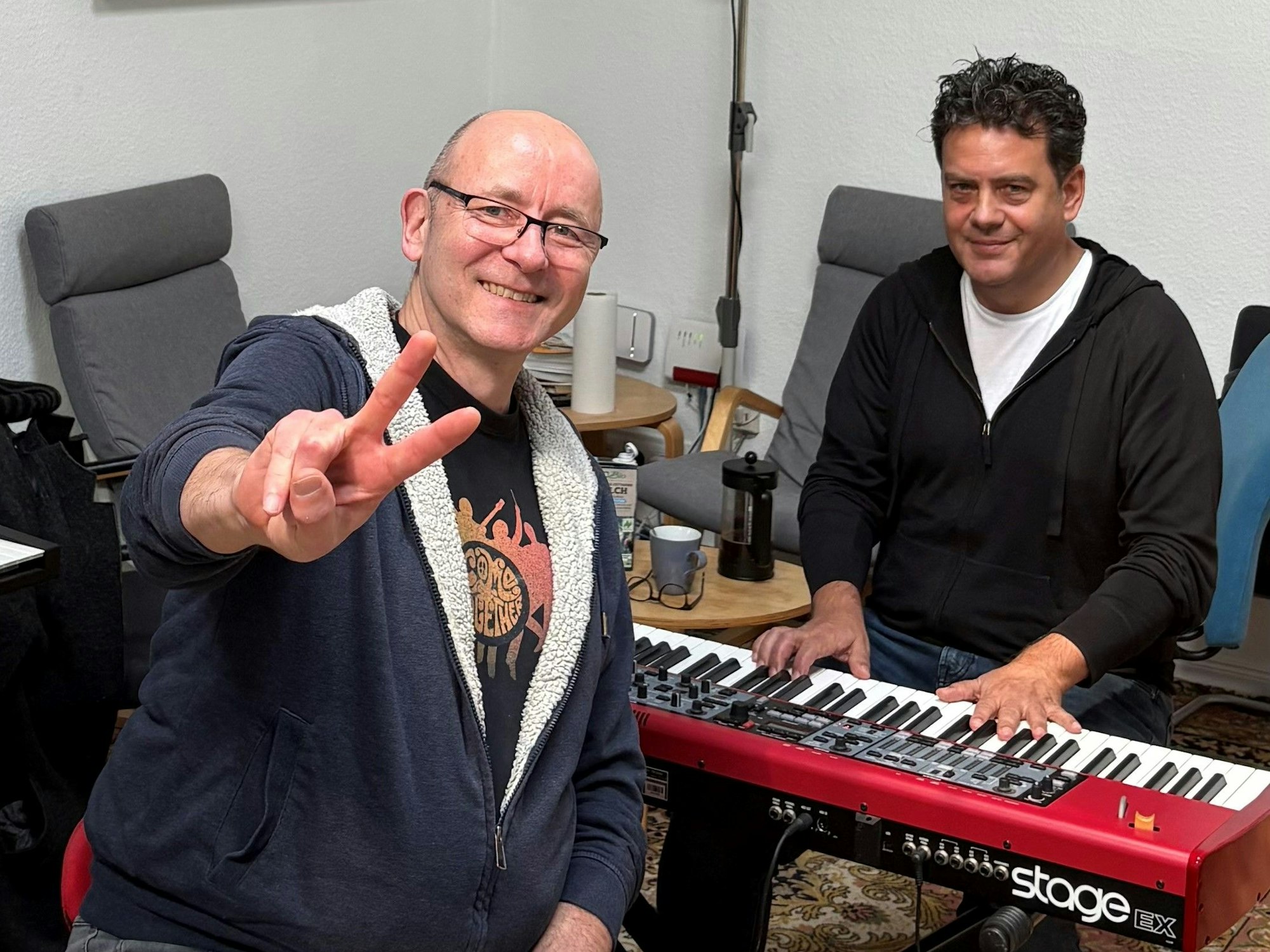 Produzent Ralf Hahn (l.) und Redakteur Jan Wördenweber bei den Aufnahmen im Studio