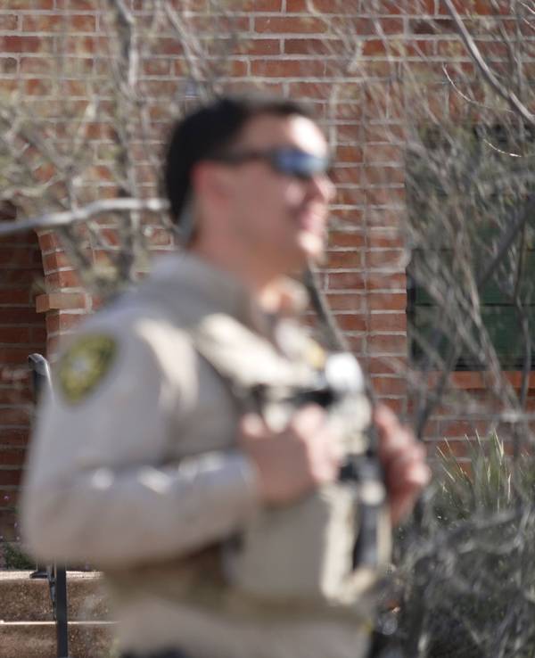 Ein Mitglied des Pima County Sheriff's Department steht vor der Haustür von Nancy Guthrie, der vermissten Mutter von „Today“-Moderatorin Savannah Guthrie.