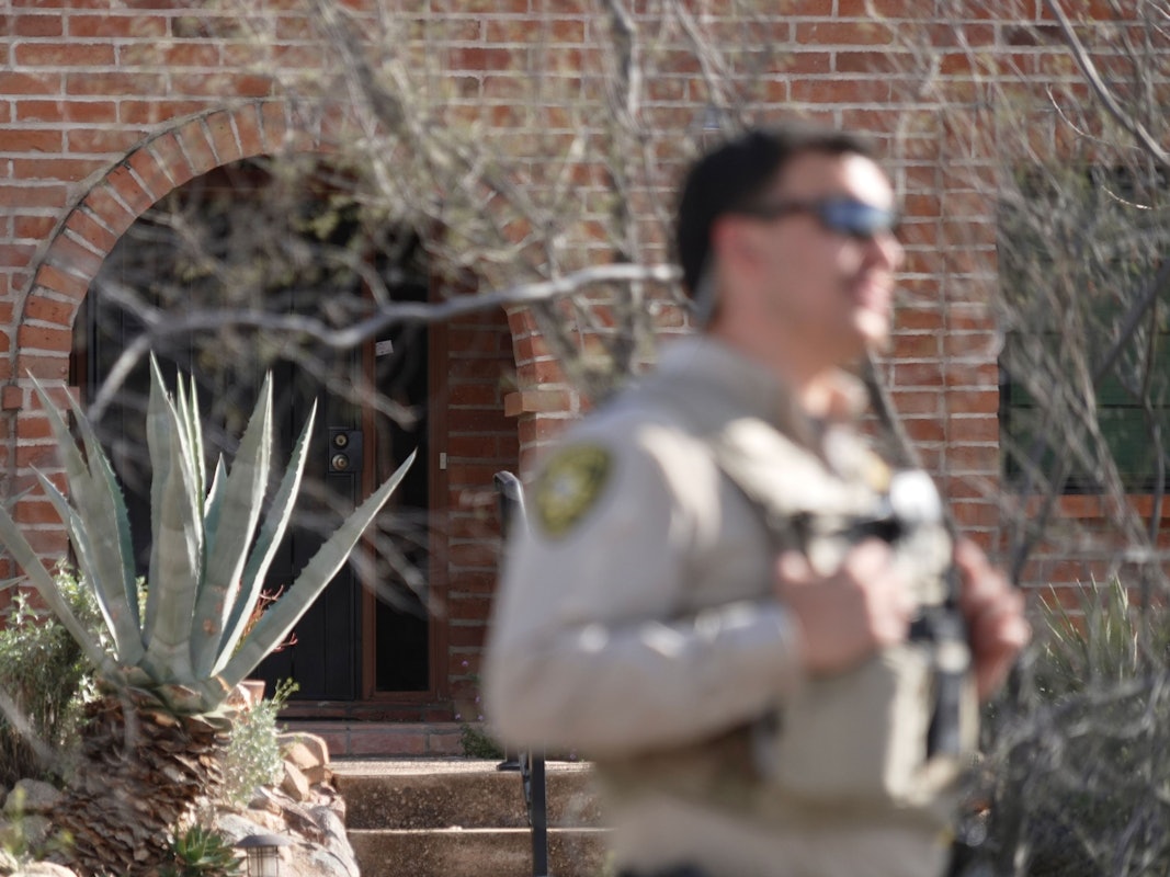 Ein Mitglied des Pima County Sheriff's Department steht vor der Haustür von Nancy Guthrie, der vermissten Mutter von „Today“-Moderatorin Savannah Guthrie.