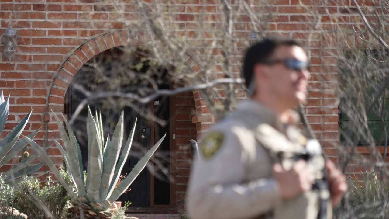 Ein Mitglied des Pima County Sheriff's Department steht vor der Haustür von Nancy Guthrie, der vermissten Mutter von „Today“-Moderatorin Savannah Guthrie.