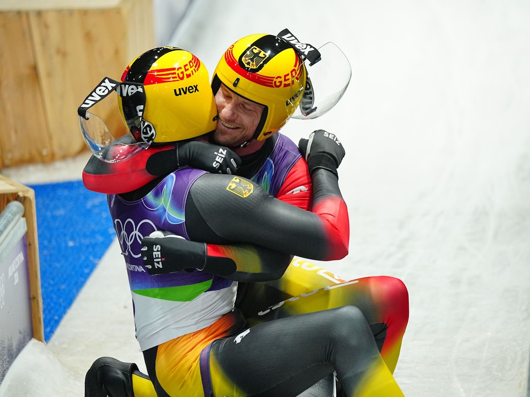 Tobias Wendl (l) und Tobias Arlt umarmen sich im Ziel.