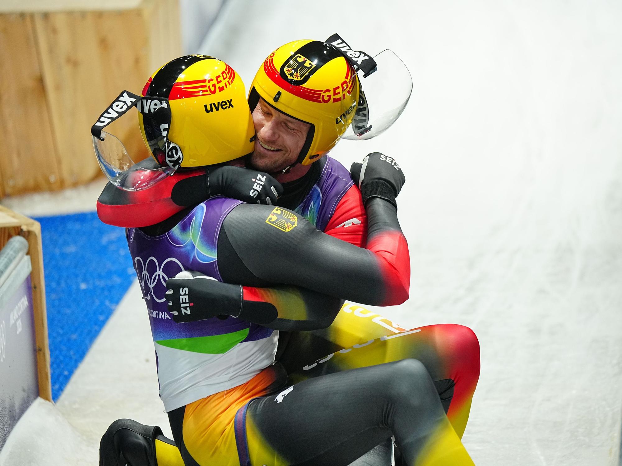 Tobias Wendl (l) und Tobias Arlt umarmen sich im Ziel.