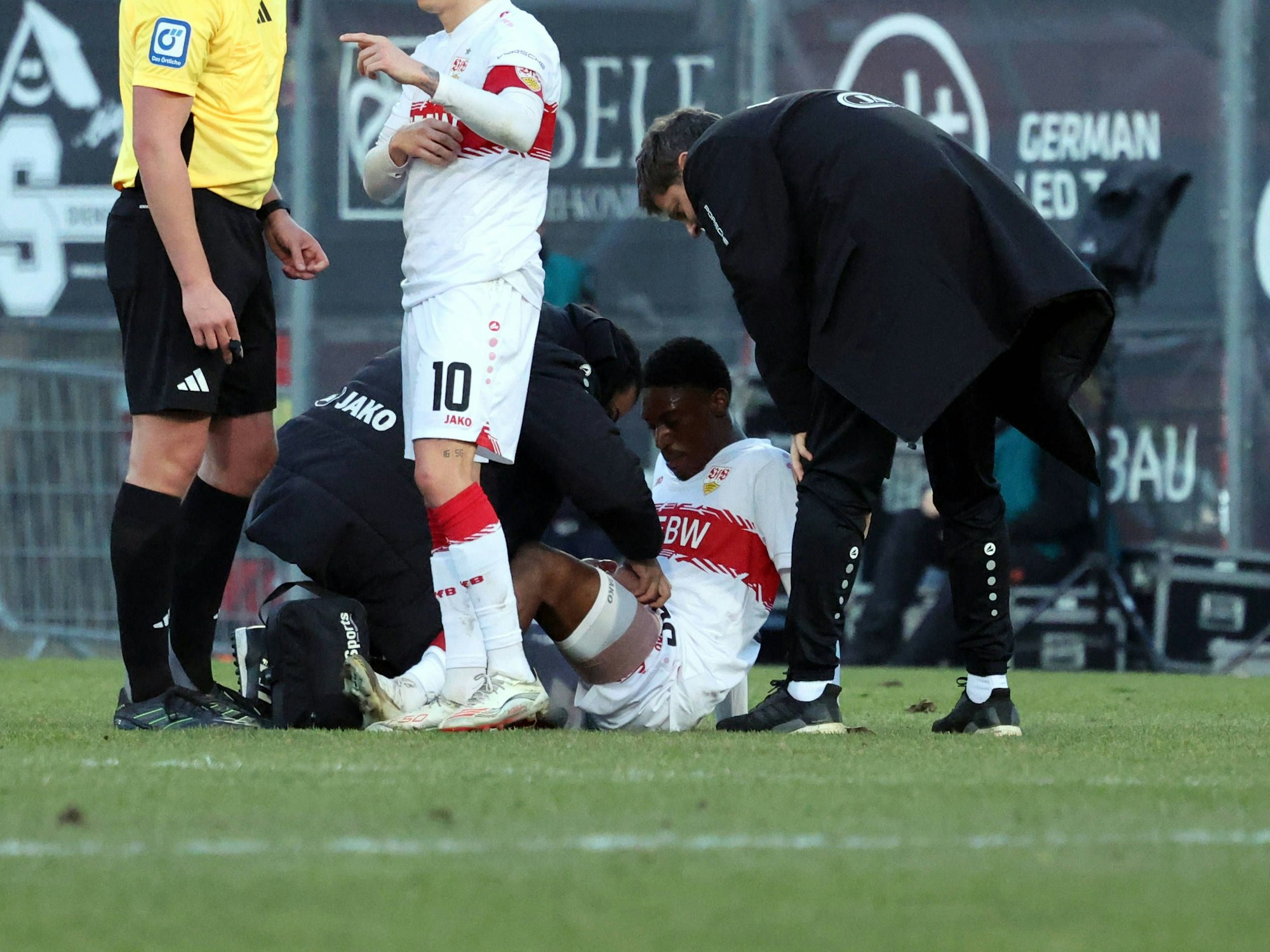 Justin Diehl wird während der Partie gegen TSV 1860 München behandelt und bandagiert.