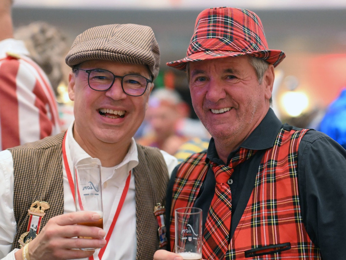 DFB-Geschäftstführer Andreas Rettig (links) und Ex-Köln-Trainer Friedhelm Funkel bei der Karnevalssitzung des 1. FC Köln am 10. Februar 2026 im Maritim.