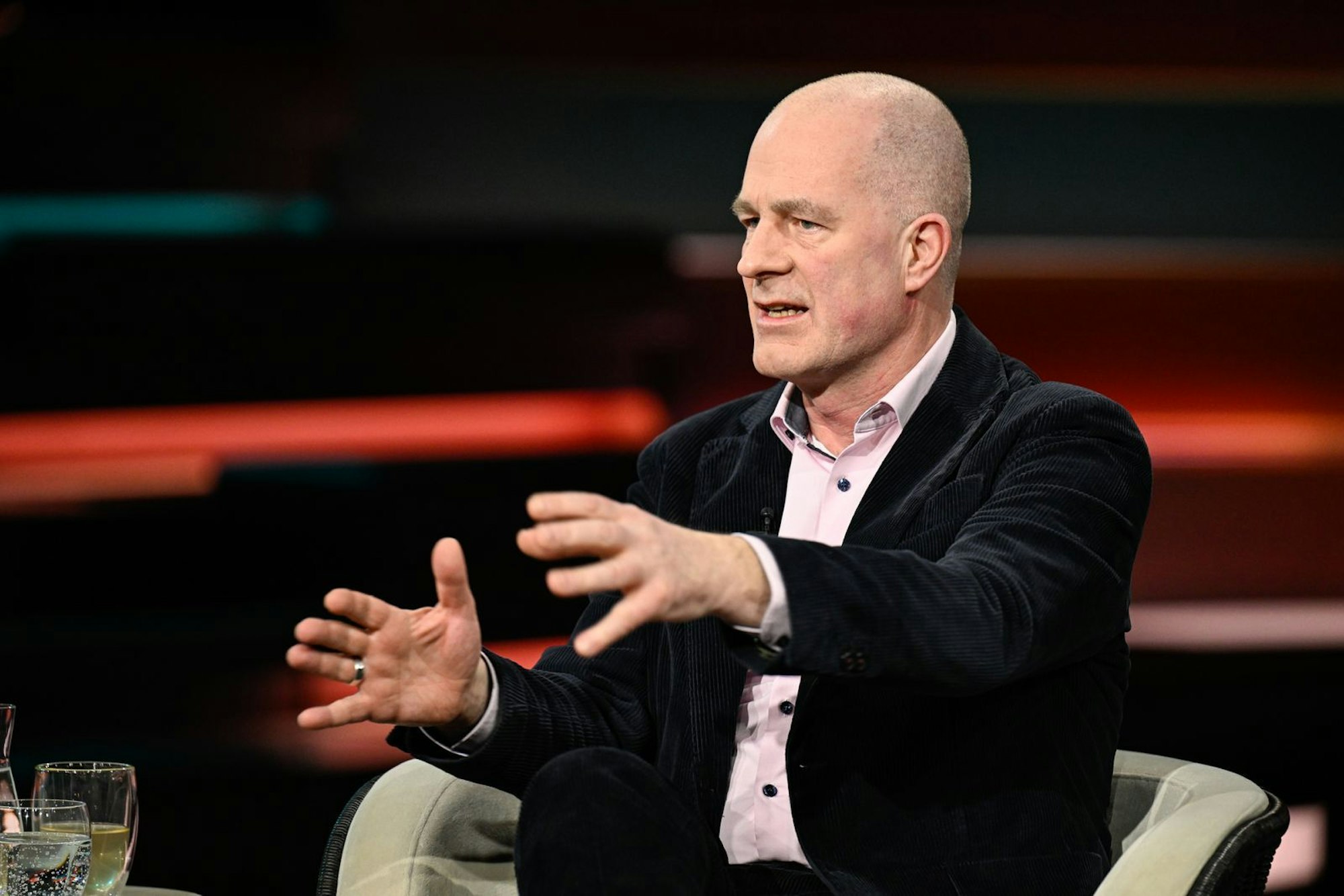 Militärexperte Christian Mölling mahnte: „In dieser Phase, in der die Welt komplett neu gestaltet wird, hat man keine Gestaltungsmacht, wenn man sich ständig auseinanderdividiert.“ (Bild: ZDF / Markus Hertrich)