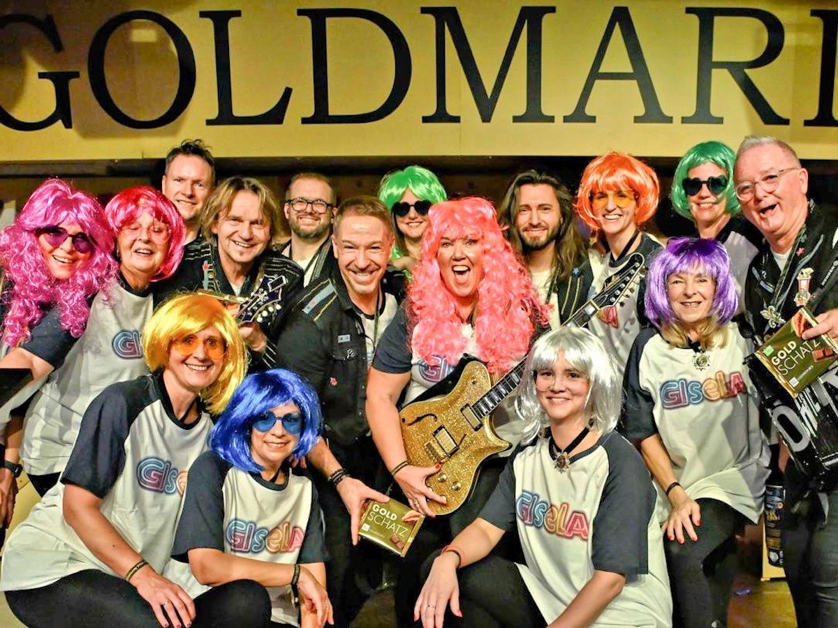 Die Höhner mit dem Elferrat der KG Goldmarie.