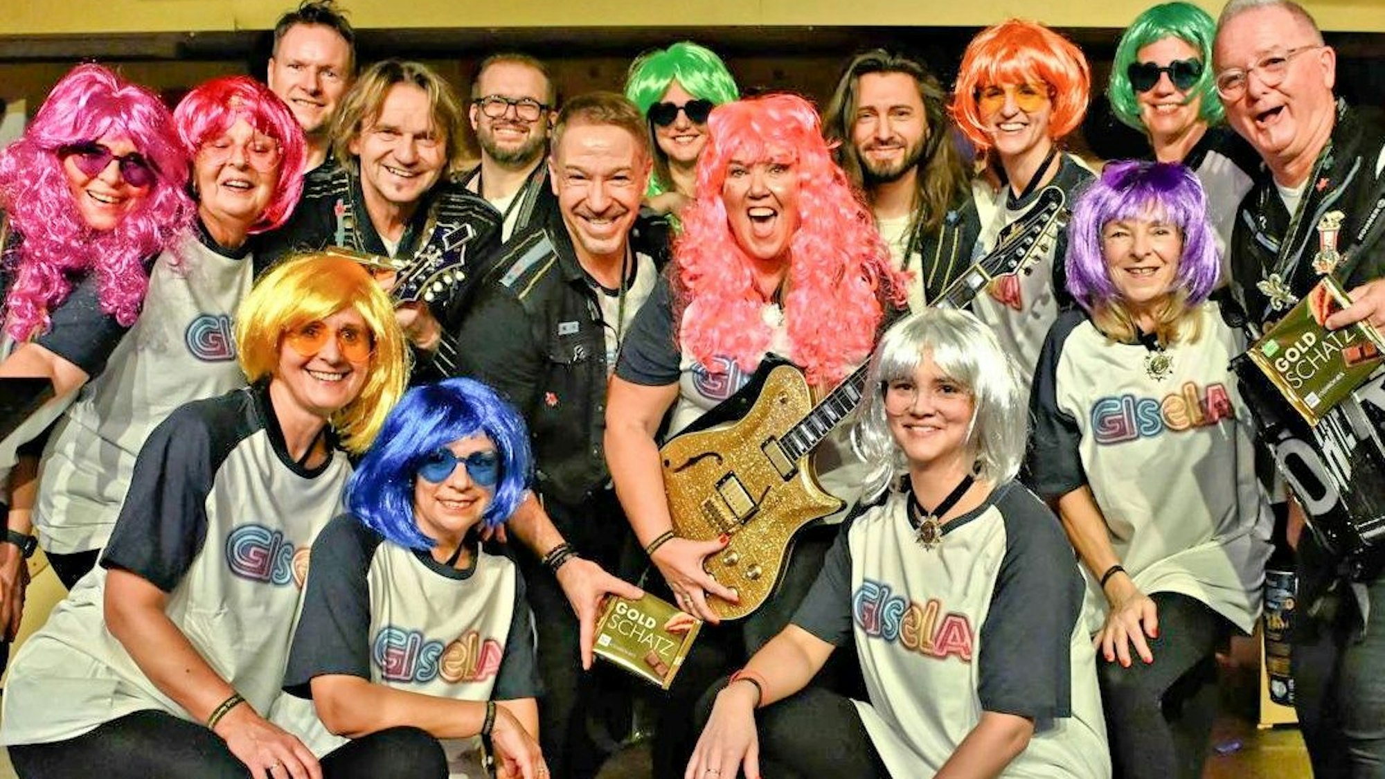 Die Höhner mit dem Elferrat der KG Goldmarie.