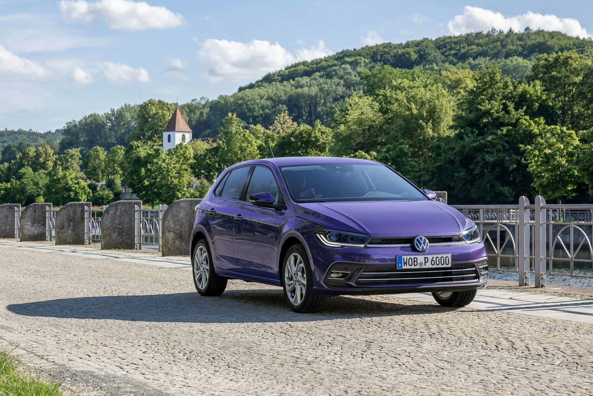 Exterieurshot eines VW Polo in lilaner Farbe