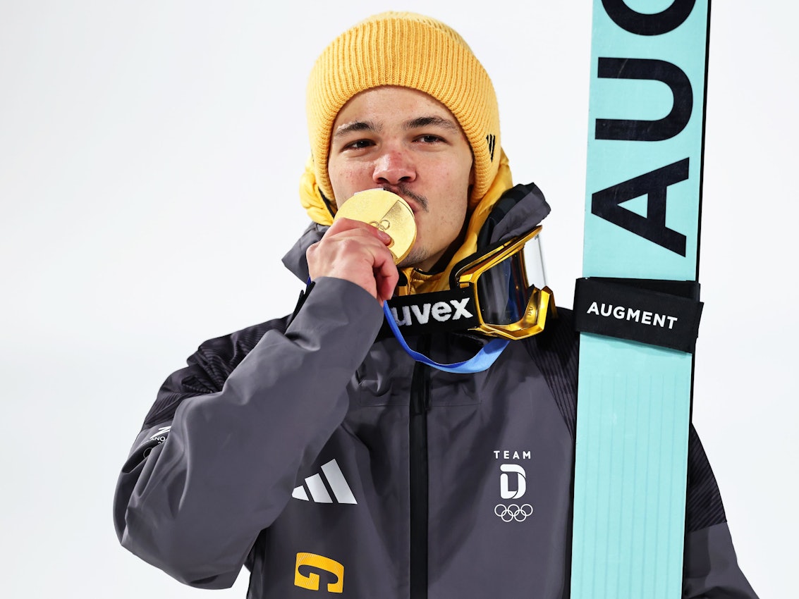 Philipp Raimund küsst seine Goldmedaille.