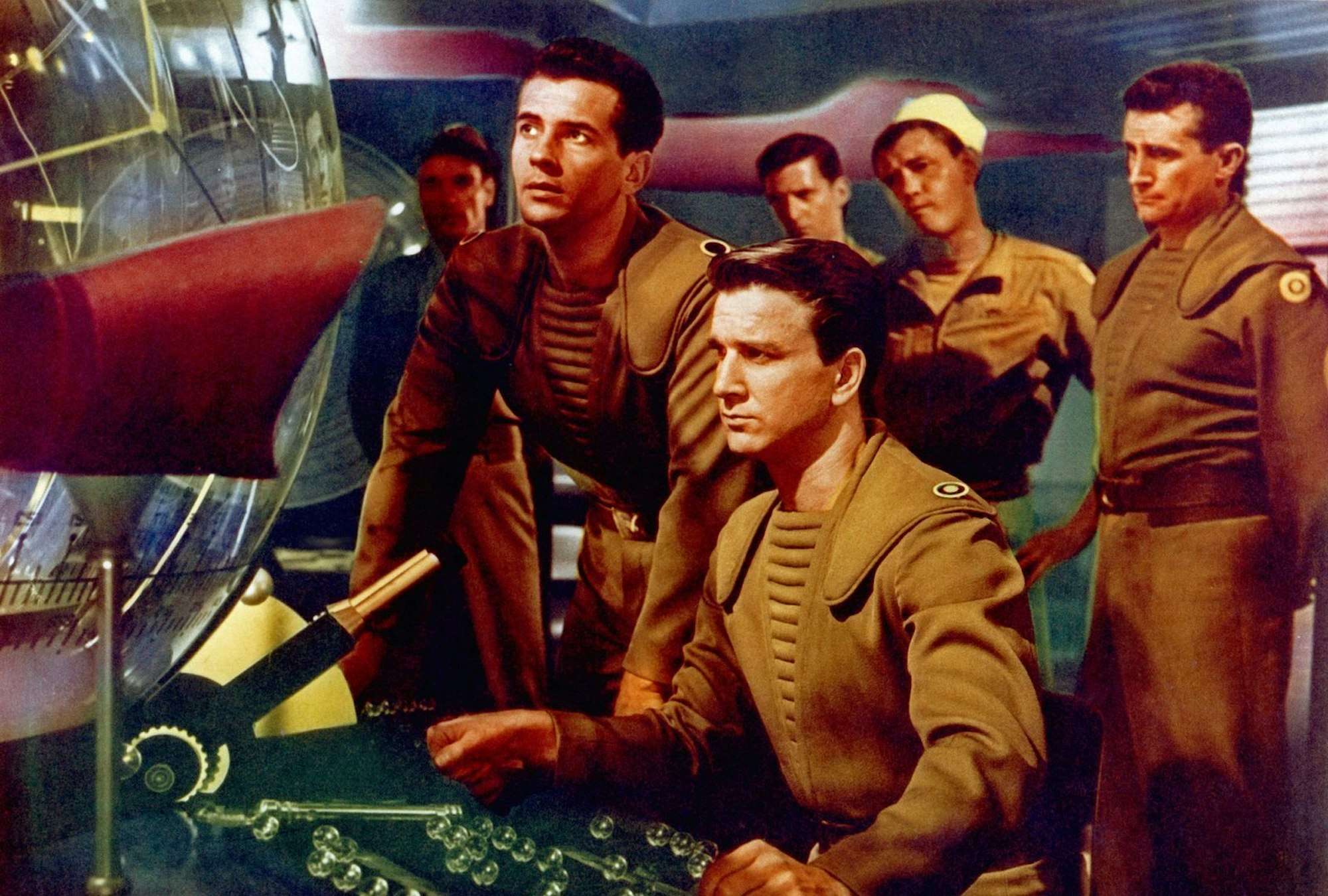 Ein früher Captain Kirk? Leslie Nielsen (vorne) in seiner ersten großen Filmrolle als Raumschiff-Commander in „Alarm im Weltall“ im Jahr 1956. (Bild: IMAGO / United Archives)