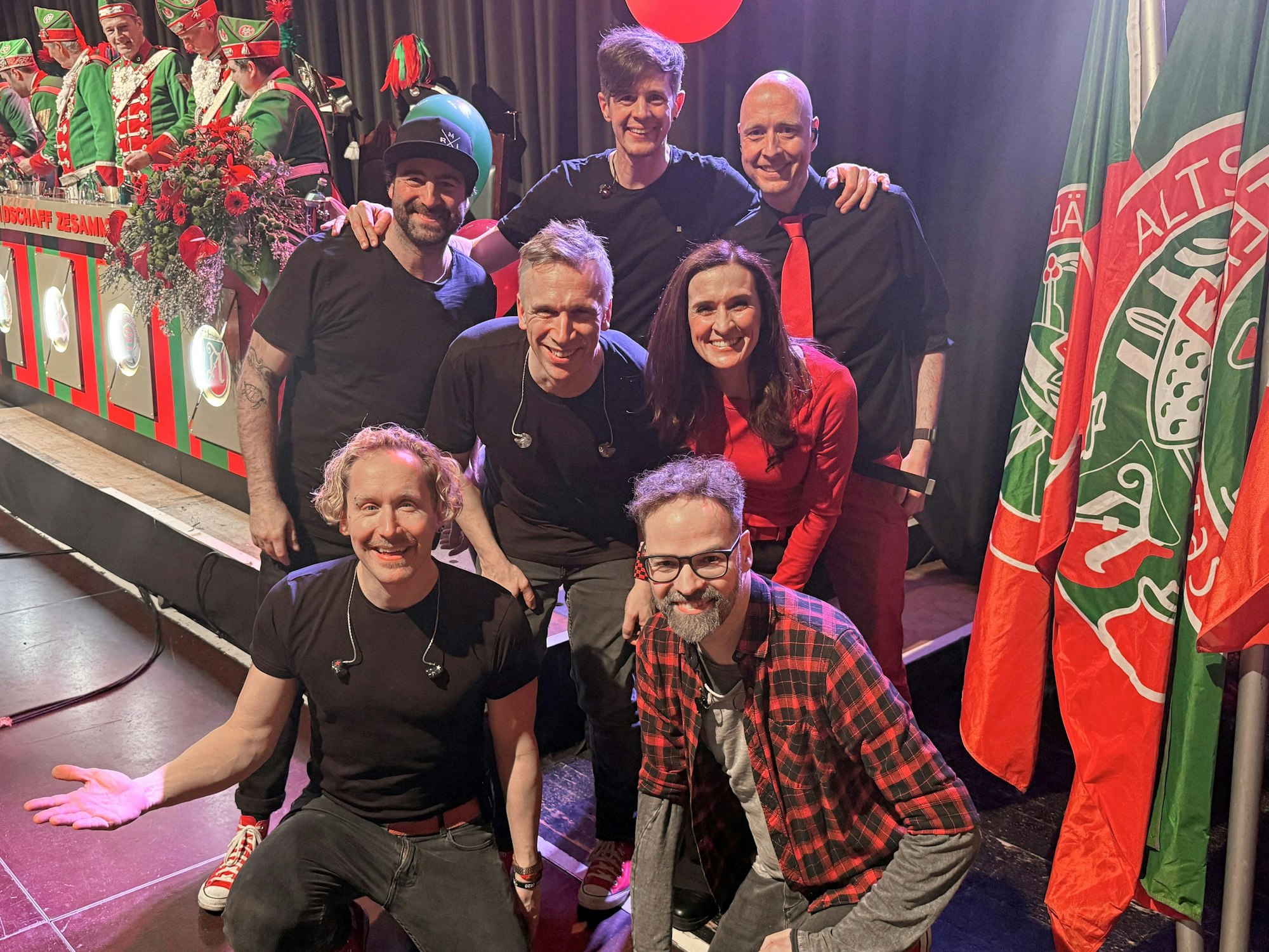 Aline Ackers und Michael Zymelka zusammen mit Kasalla.