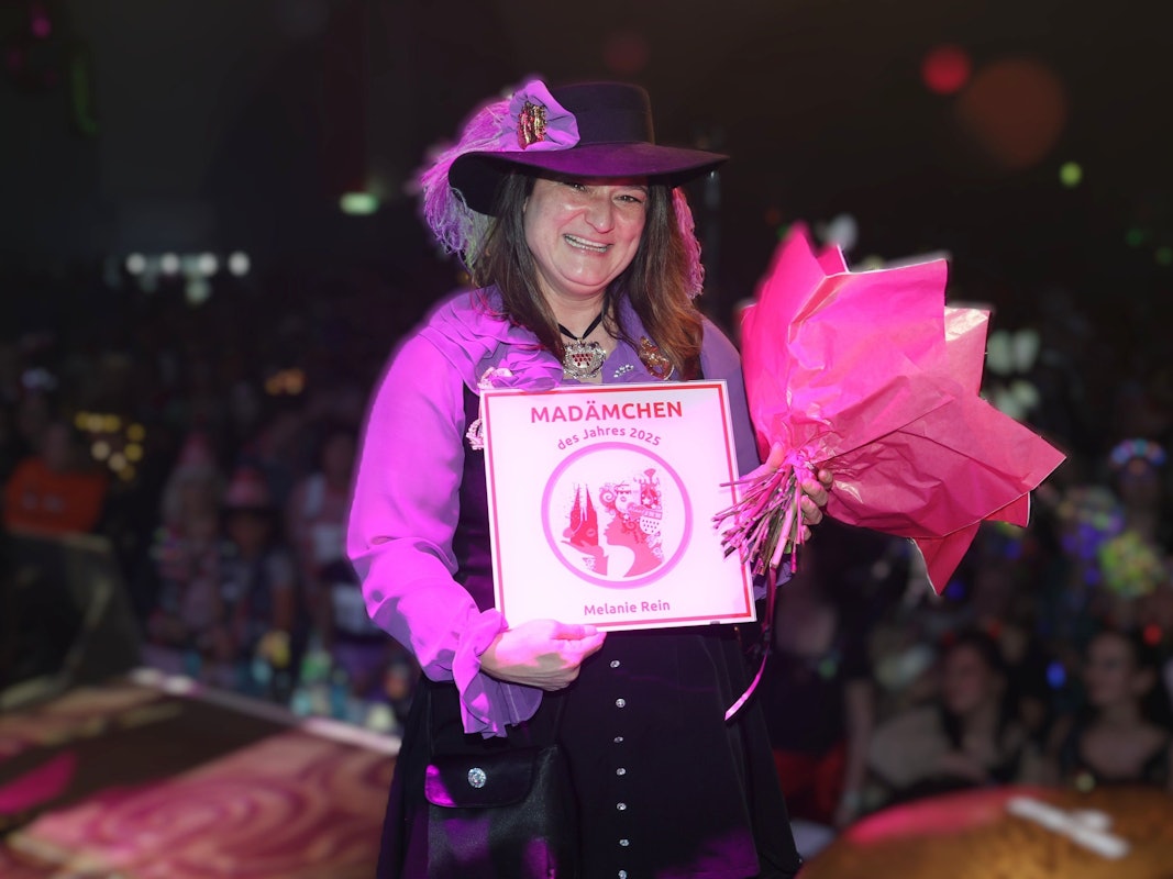 Melanie Rein mit ihrer Urkunde in der Hand.