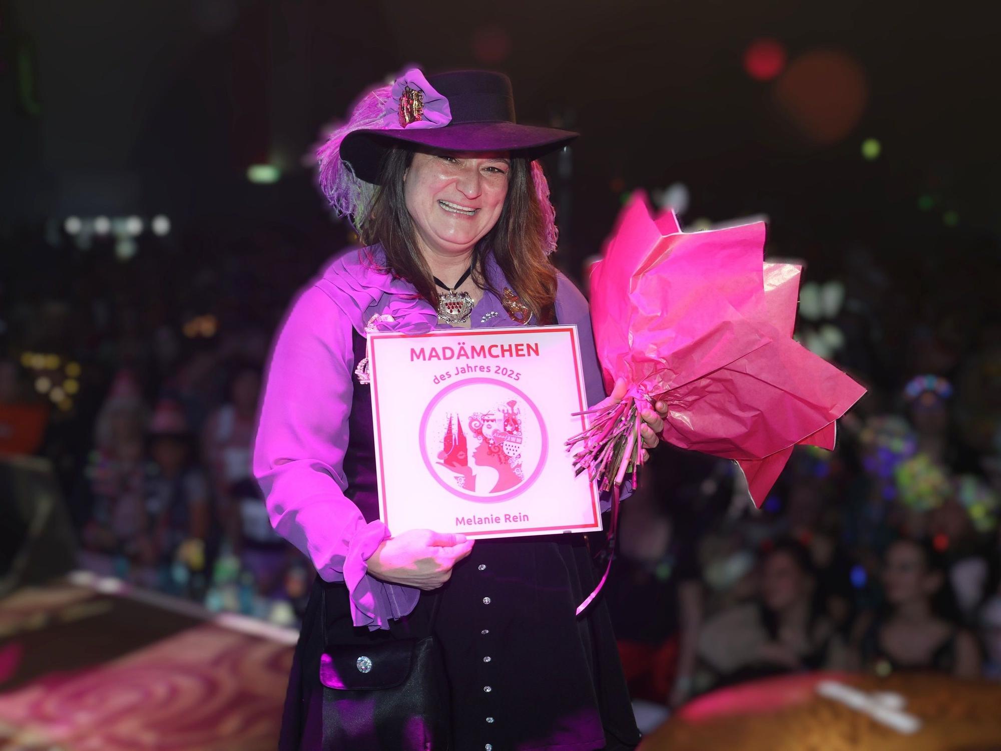 Melanie Rein mit ihrer Urkunde in der Hand.