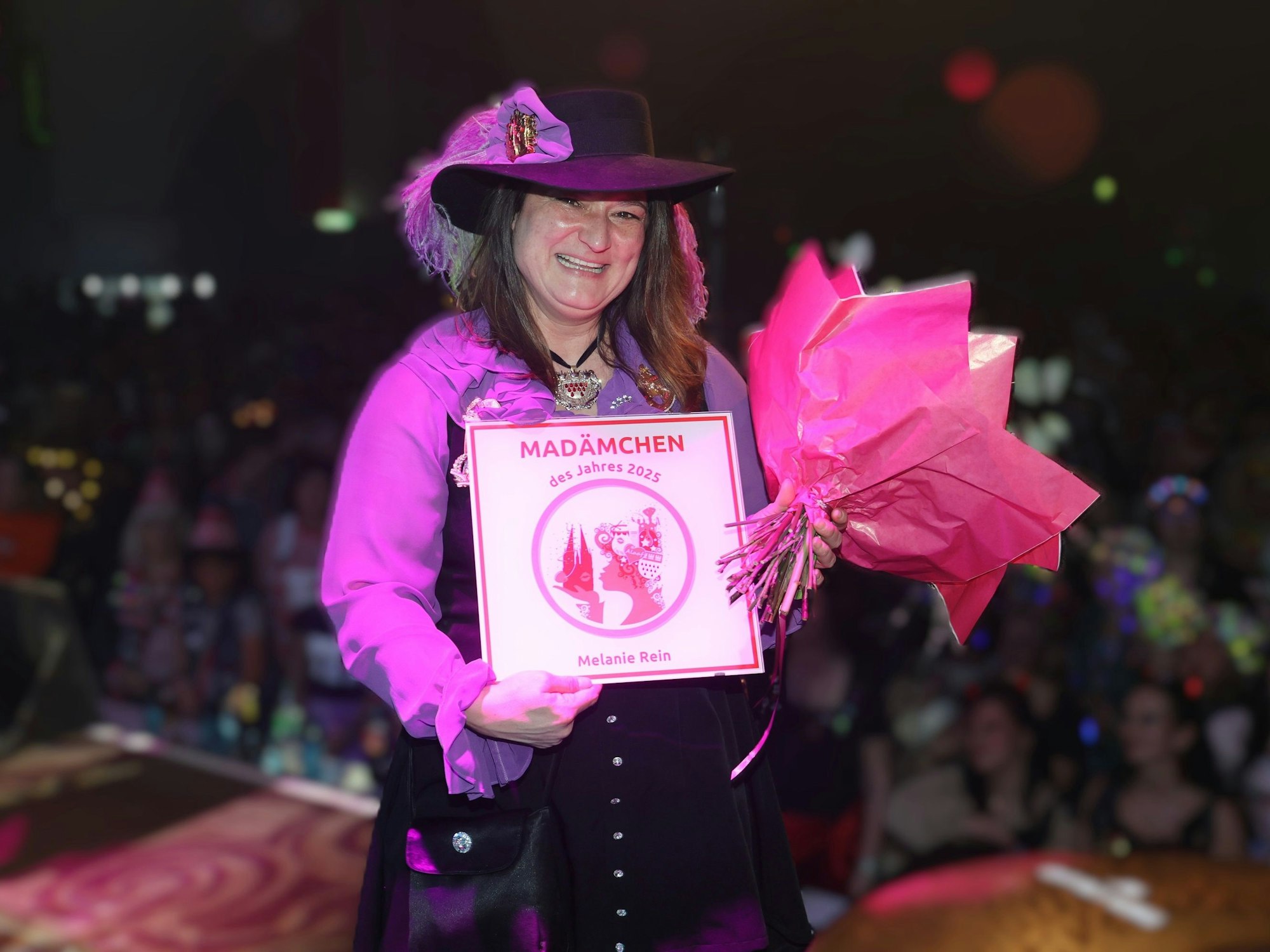 Melanie Rein mit ihrer Urkunde in der Hand.