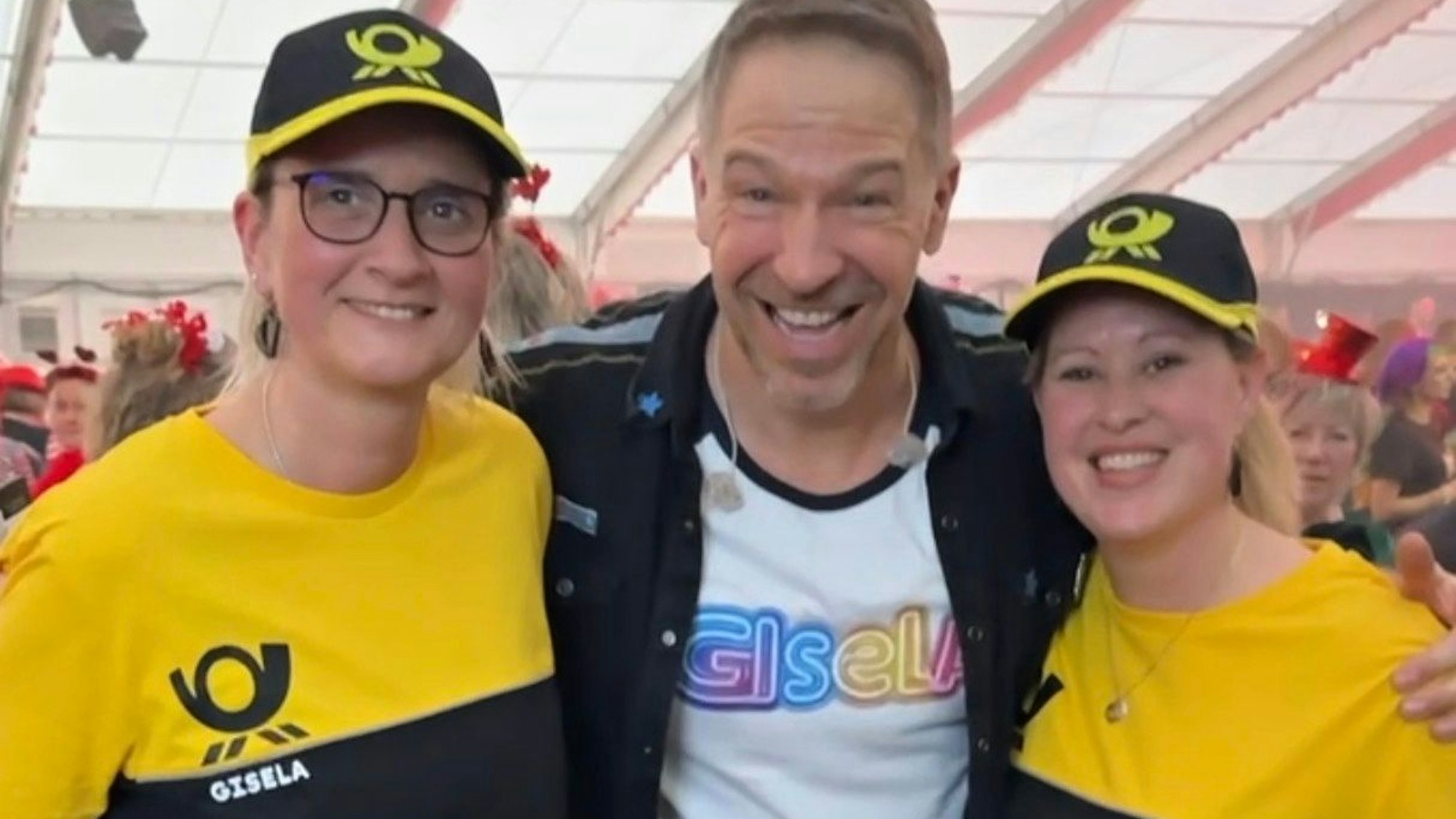 Patrick Lück mit zwei Giselas in Post-Uniform.