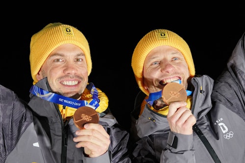 Tobias Wendl (l.) und Tobias Arlt jubeln bei der Siegerehrung mit der Bronzemedaille.