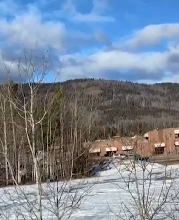 Dieser Screenshot aus einem Video des lokalen Journalisten Trent Ernst zeigt das Gebäude der Mittel- und Oberschule, in dem sich am 10. Februar 2026 in der Kleinstadt Tumbler Ridge in British Columbia eine Schießerei ereignete, bei der mindestens neun Menschen ums Leben kamen.
