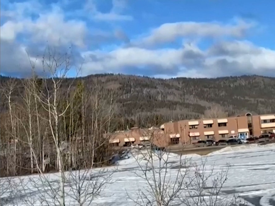 Dieser Screenshot aus einem Video des lokalen Journalisten Trent Ernst zeigt das Gebäude der Mittel- und Oberschule, in dem sich am 10. Februar 2026 in der Kleinstadt Tumbler Ridge in British Columbia eine Schießerei ereignete, bei der mindestens neun Menschen ums Leben kamen.