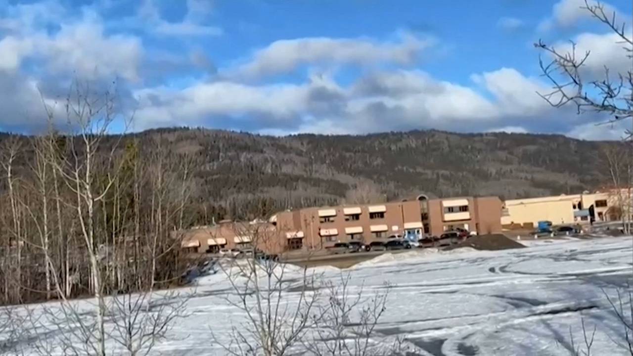 Dieser Screenshot aus einem Video des lokalen Journalisten Trent Ernst zeigt das Gebäude der Mittel- und Oberschule, in dem sich am 10. Februar 2026 in der Kleinstadt Tumbler Ridge in British Columbia eine Schießerei ereignete, bei der mindestens neun Menschen ums Leben kamen.