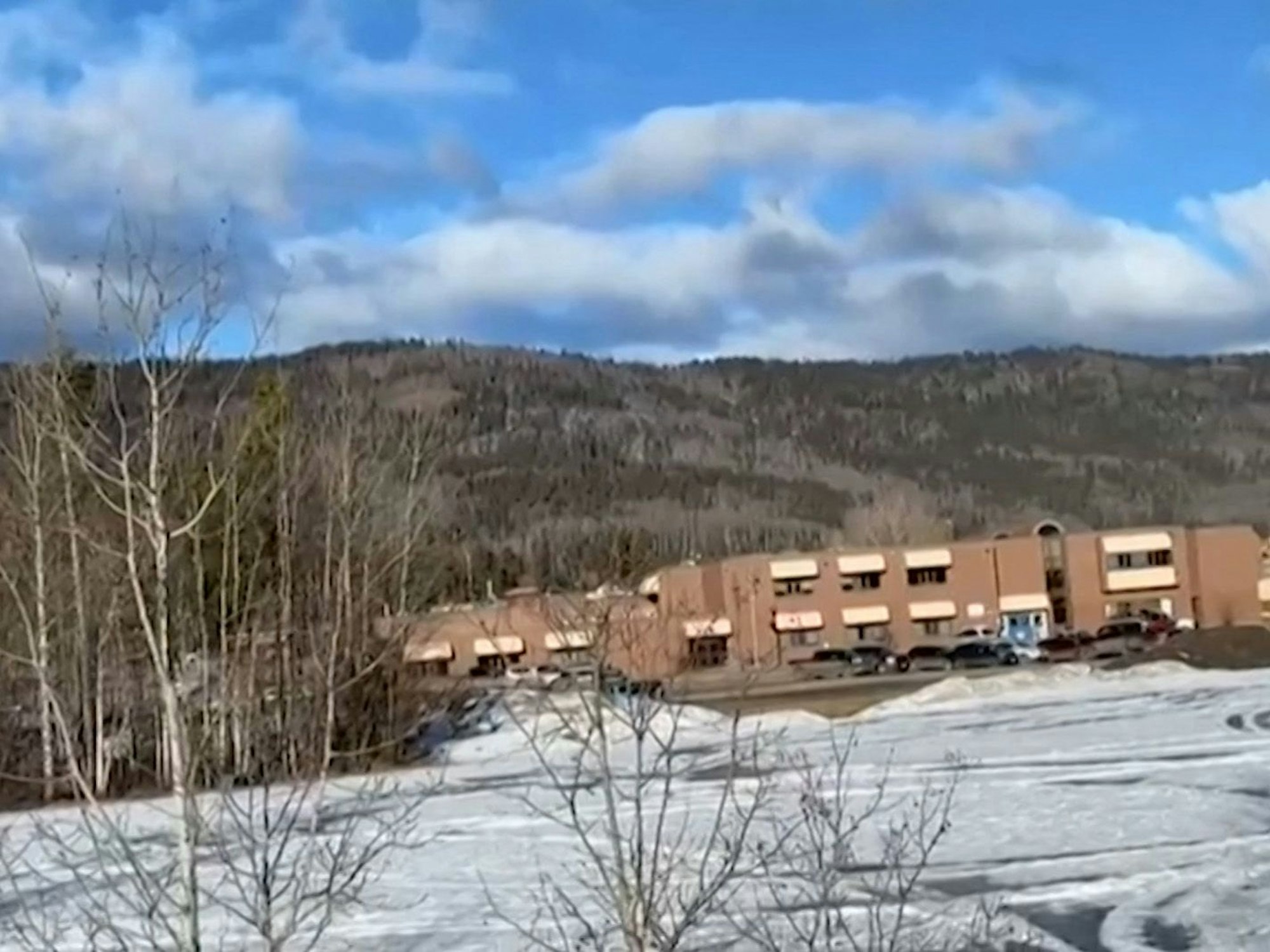 Dieser Screenshot aus einem Video des lokalen Journalisten Trent Ernst zeigt das Gebäude der Mittel- und Oberschule, in dem sich am 10. Februar 2026 in der Kleinstadt Tumbler Ridge in British Columbia eine Schießerei ereignete, bei der mindestens neun Menschen ums Leben kamen.