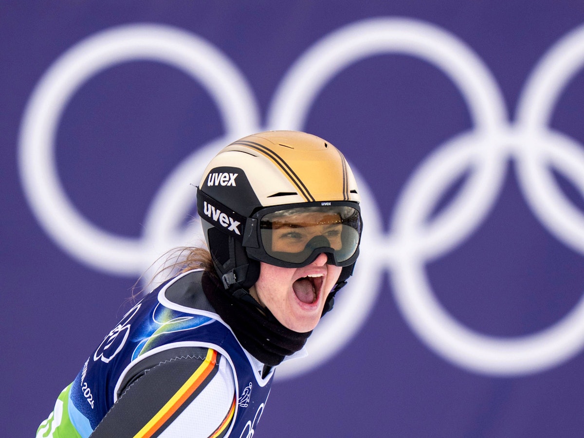 Emma Aicher jubelt im Ziel.