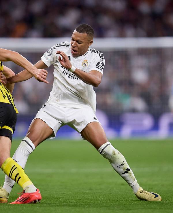 Nico Schlotterbeck im Zweikampf mit Kylian Mbappé