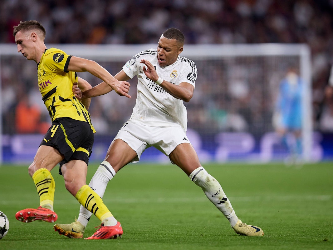 Nico Schlotterbeck im Zweikampf mit Kylian Mbappé