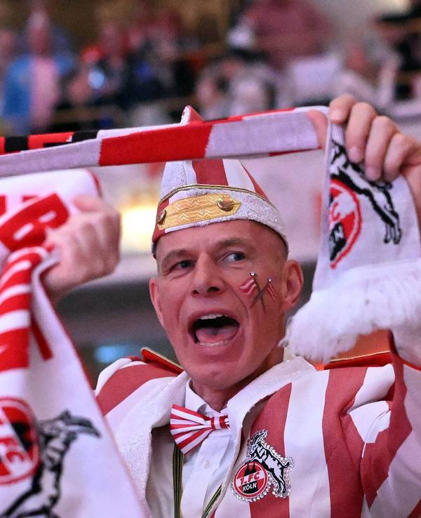 Karnevalssitzung des 1. FC Köln im Maritim Hotel am 10. Februar 2026: FC-Präsident Jörn Stobbe singt die Hymne mit Schal.