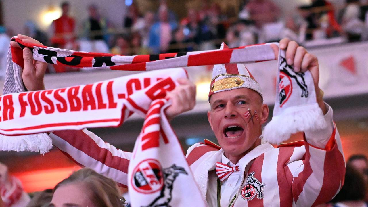 Karnevalssitzung des 1. FC Köln im Maritim Hotel am 10. Februar 2026: FC-Präsident Jörn Stobbe singt die Hymne mit Schal.