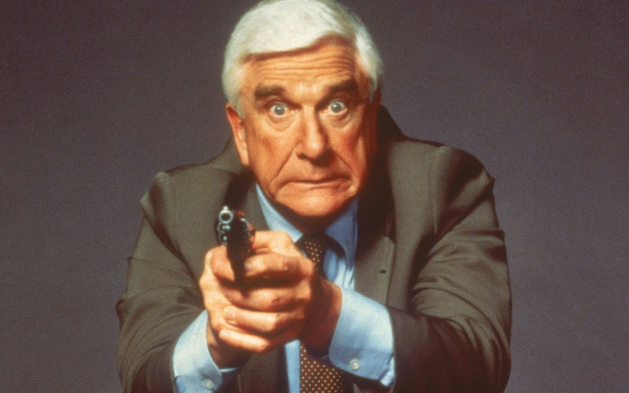 Die Rolle seines Lebens: Dreimal spielte Leslie Nielsen im Kino den Ermittler Frank Drebin in „Die nackte Kanone“. (Bild: 1988 Paramount Pictures)