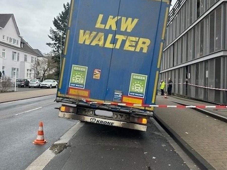 Ein Lkw in Schieflage auf einer Straße.
