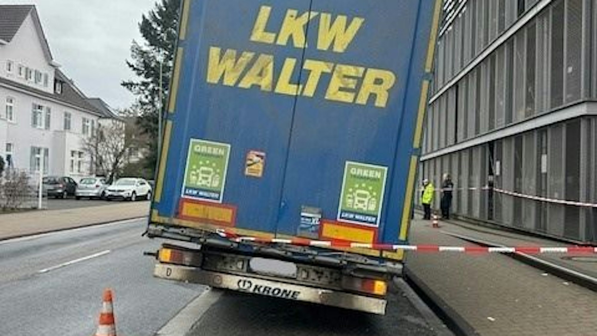Ein Lkw in Schieflage auf einer Straße.