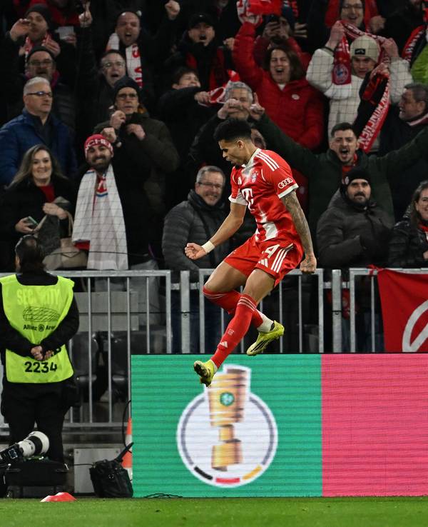 Luis Díaz (l.) feiert seinen Treffer zum 2:0.