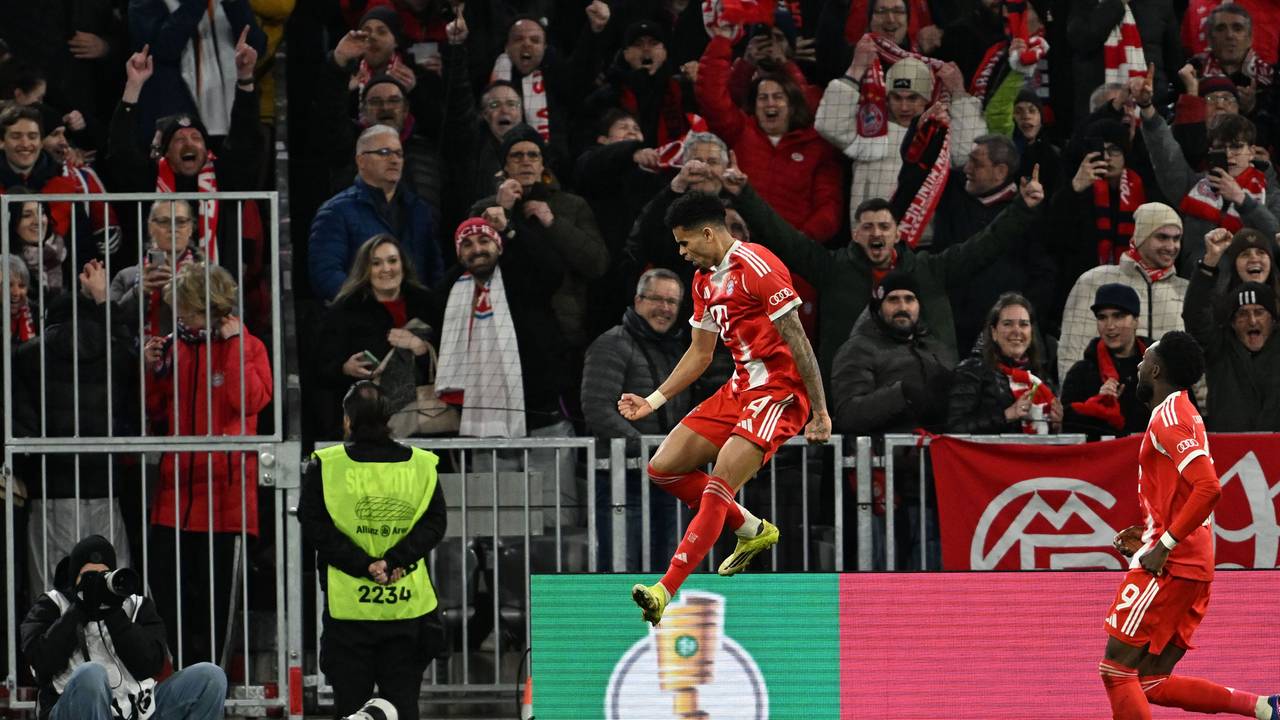 Luis Díaz (l.) feiert seinen Treffer zum 2:0.