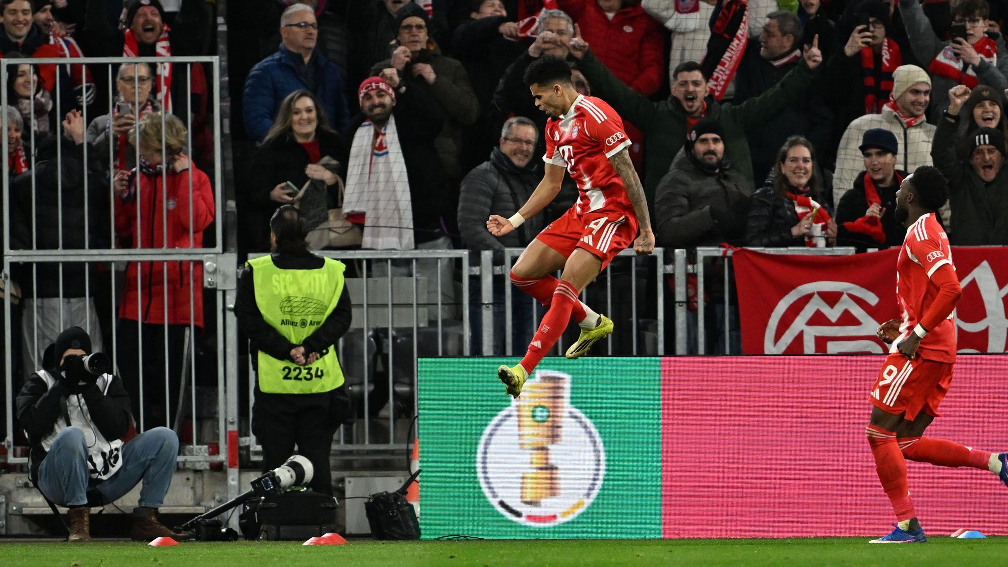 Luis Díaz (l.) feiert seinen Treffer zum 2:0.