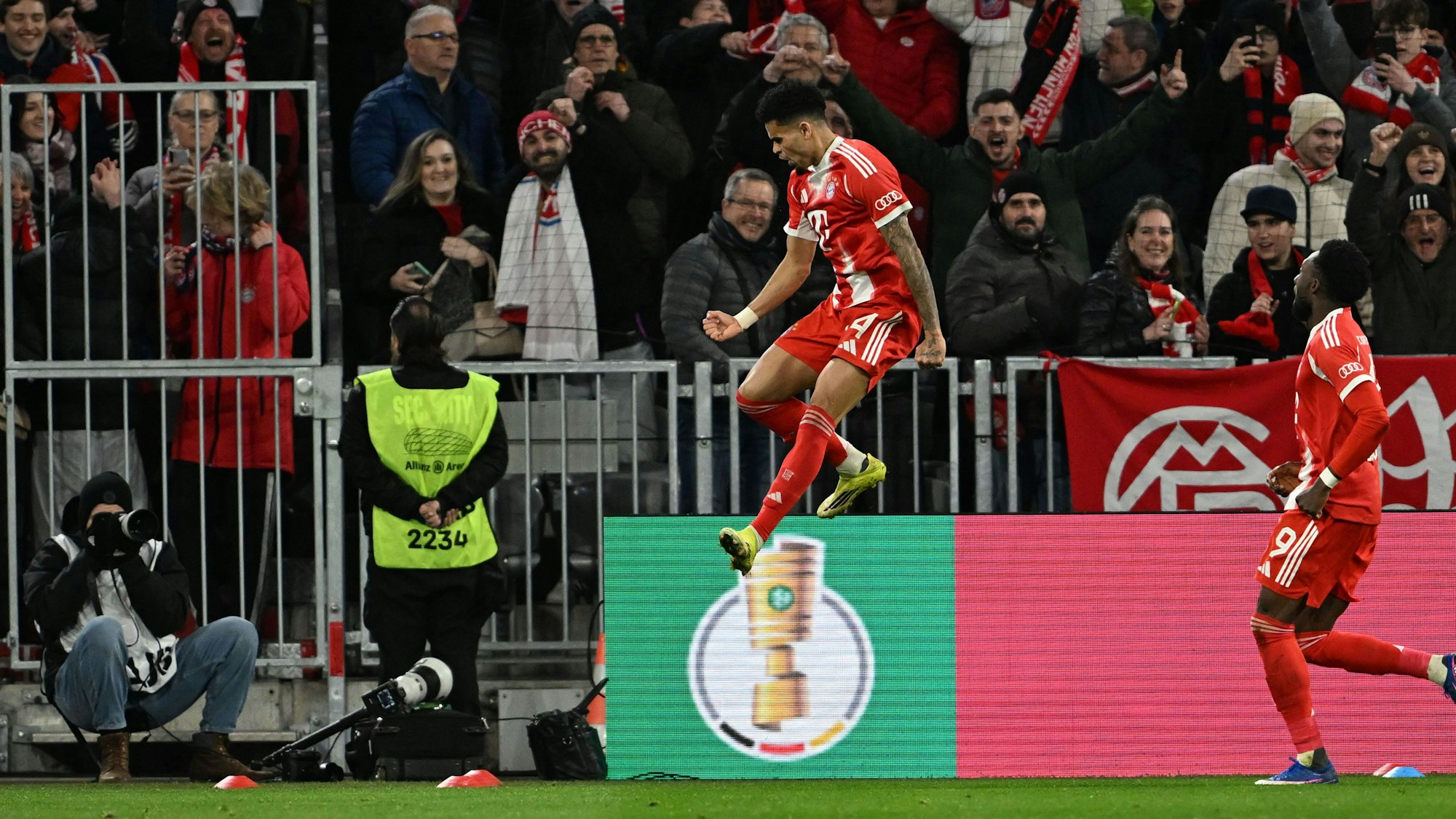 Luis Díaz (l.) feiert seinen Treffer zum 2:0.