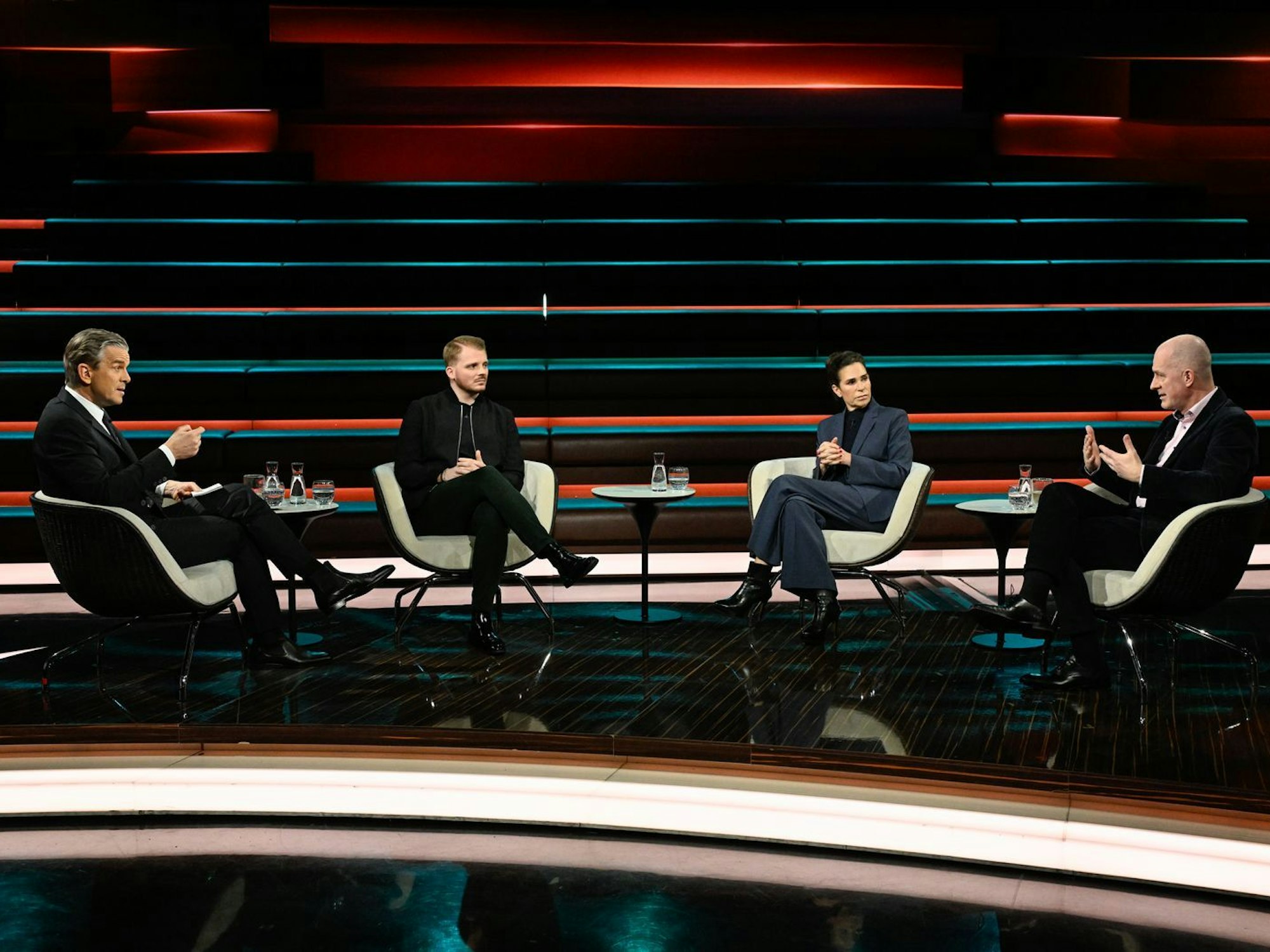 Markus Lanz (links) diskutierte am Dienstagabend unter anderem mit (von links) Tim Klüssendorf, Dagmar Rosenfeld und Militärexperte Christian Mölling. (Bild: ZDF/Markus Hertrich)