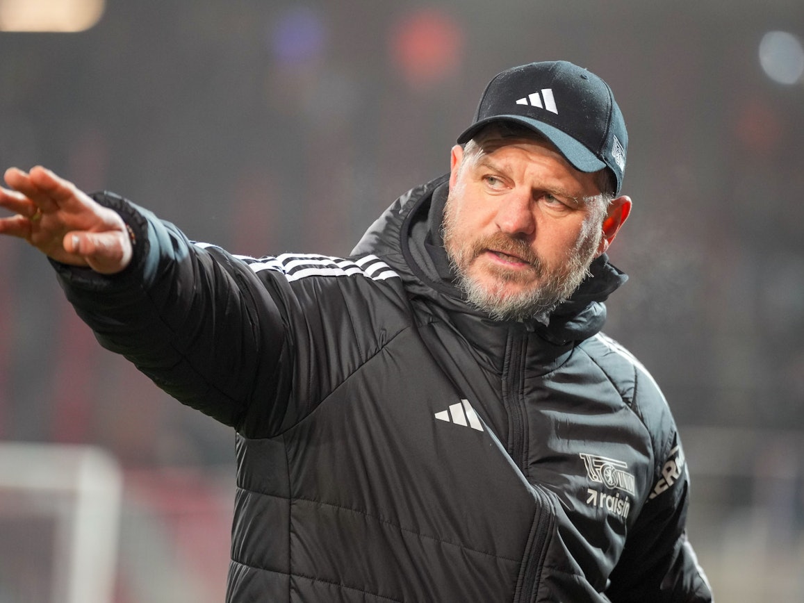 Trainer Steffen Baumgart unterhält sich vor dem Spiel mit einem Gast.