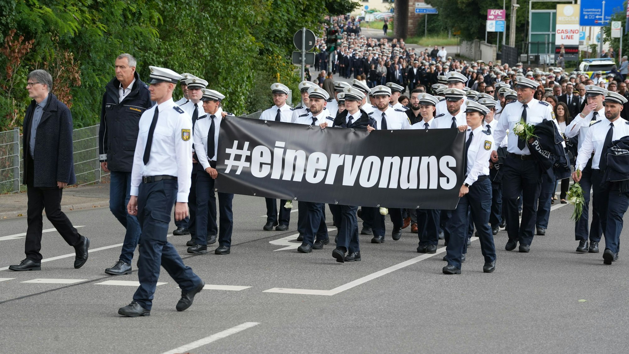 Zahlreiche Polizisten gingen in einem Trauermarsch für den in Völklingen erschossenen Polizisten, Polizeioberkommissar Simon Bohr, zur Beisetzung.
