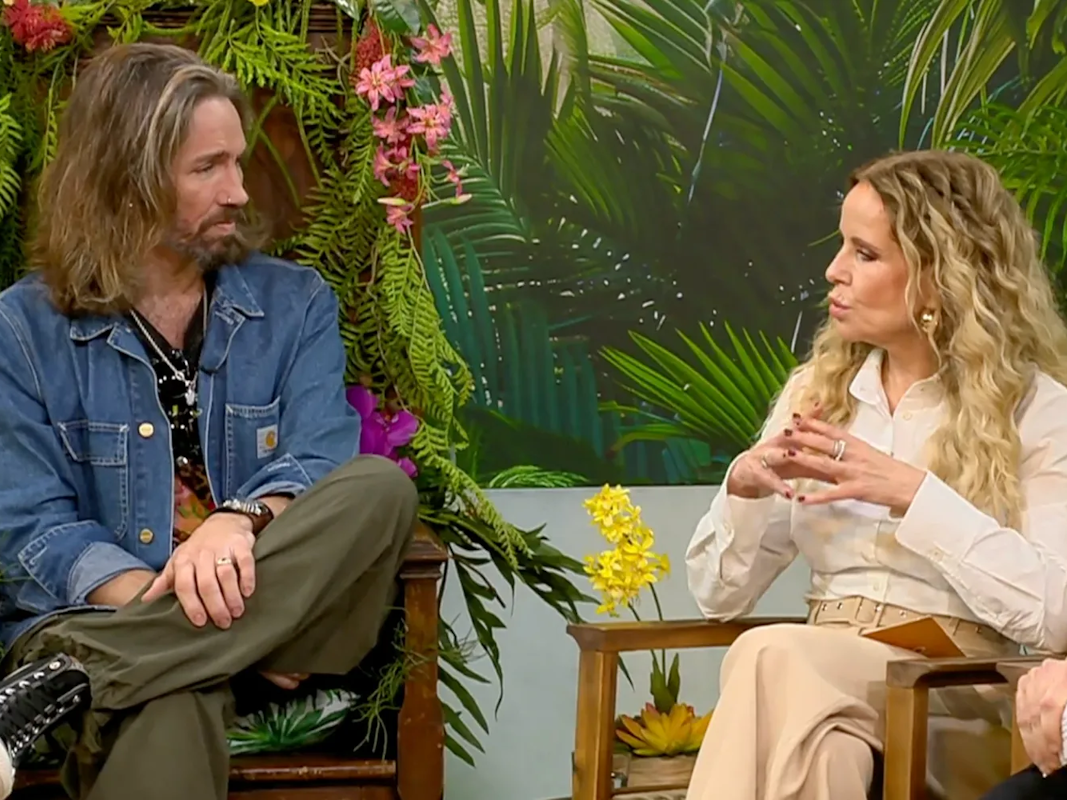 Gil Ofarim sagt Moderatorin Katja Burkard, dass es ihm leid tue.