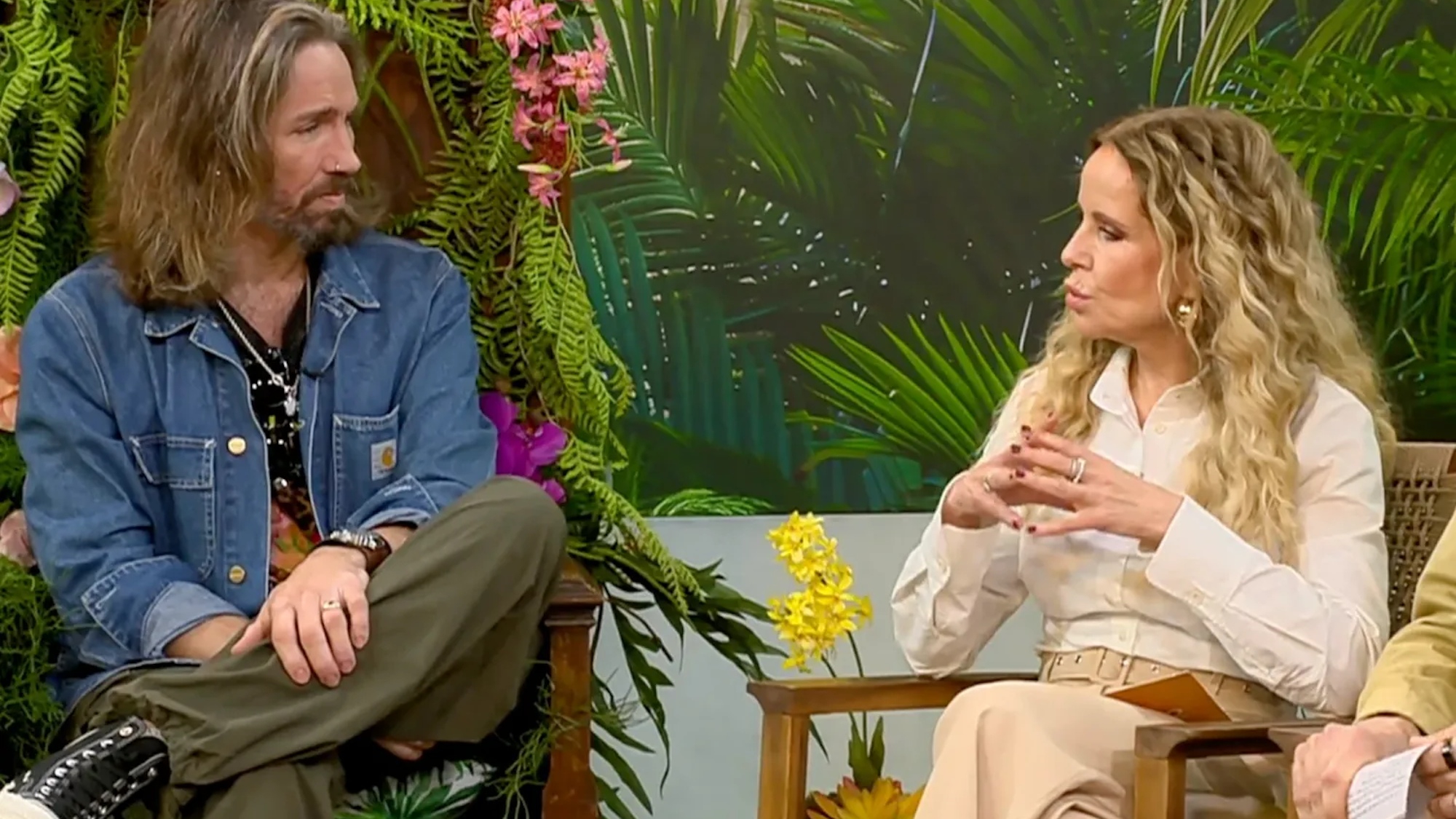 Gil Ofarim sagt Moderatorin Katja Burkard, dass es ihm leid tue.