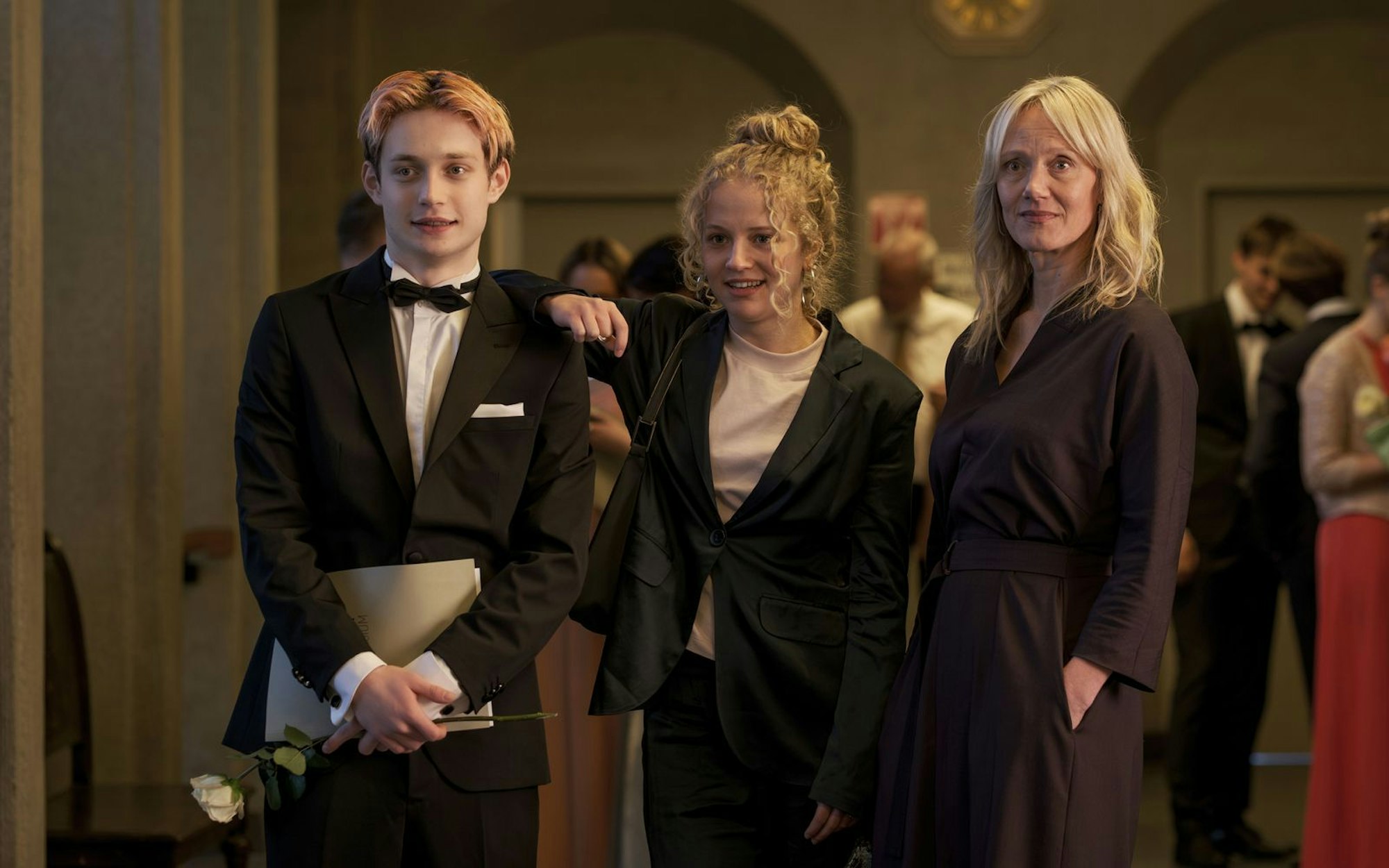 Nick (Philip Müller), Schwester Carla (Kya-Celina Barucki) und deren Mama Sara (Anna Schudt) - wer fehlt? Der Papa, der in „Die Ältern“ irgendwann nicht mehr so richtig ins Bild passt. (Bild: Constantin Film Distribution/Gordon A. Timpen)