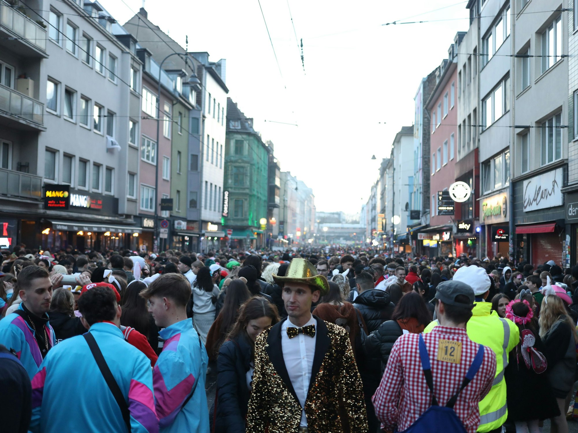 So sah es im vergangenen Jahr an Weiberfastnacht auf der Zülpicher Straße aus.