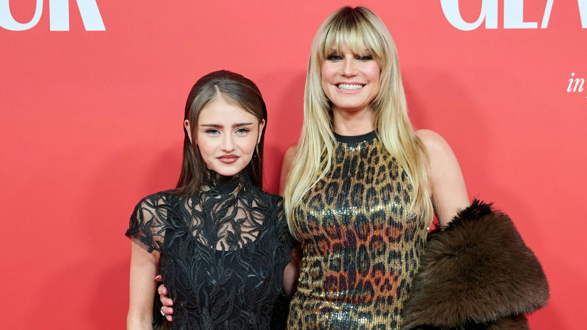 Heidi Klum (r) und Tochter Leni bei der Verleihung des „Women of the Year“-Awards im Ritz Carlton Berlin.