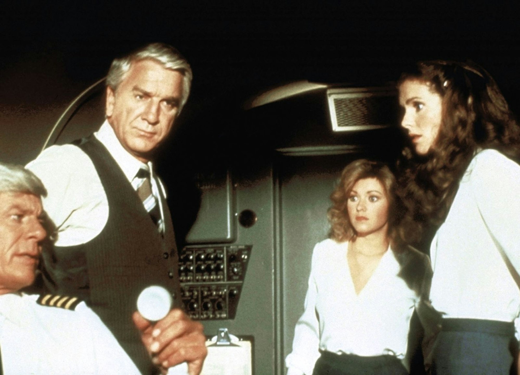 Sein Durchbruch als Klamaukstar: In „Die unglaubliche Reise in einem verrückten Flugzeug“ (1980) spielte Leslie Nielsen (zweiter von links) einen Arzt. (Bild: Paramount)