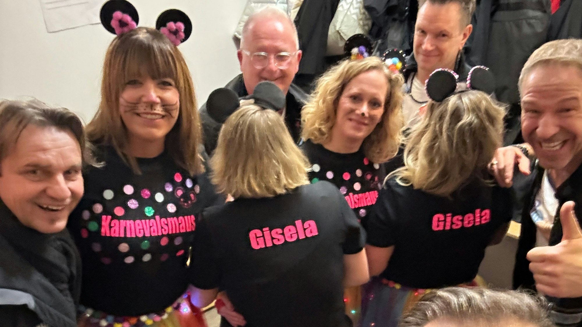 Jecke im Kostüm überraschen die Höhner.