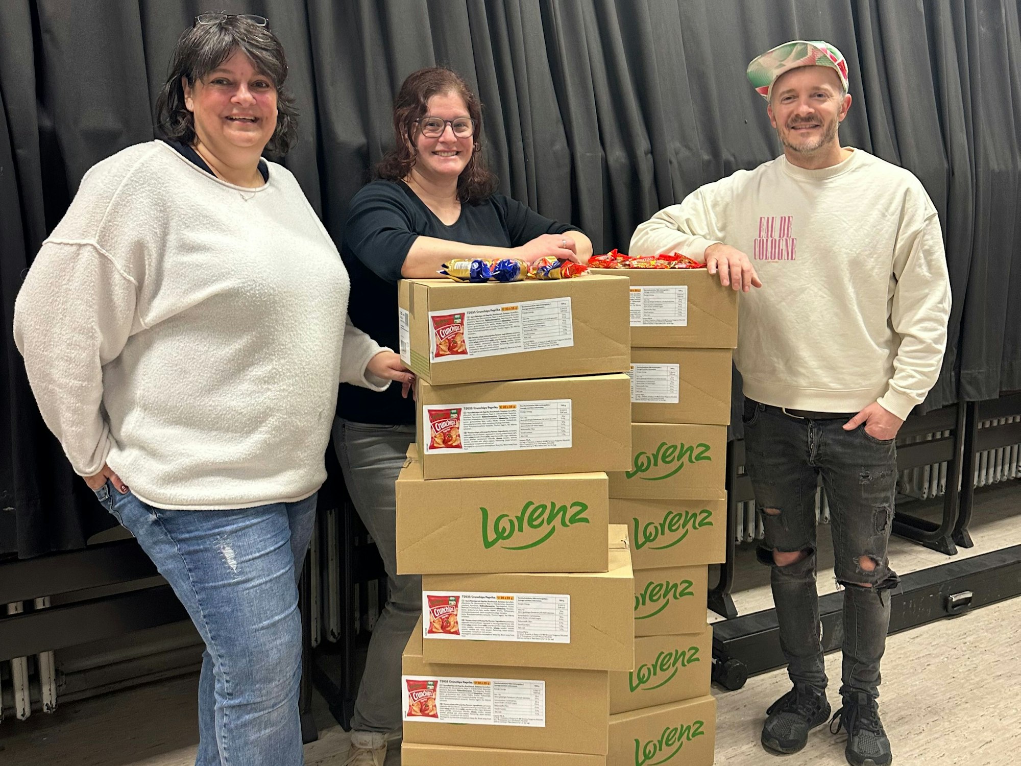 Hannes Feder von Cat Ballou übergibt Kamelle an eine Schule.