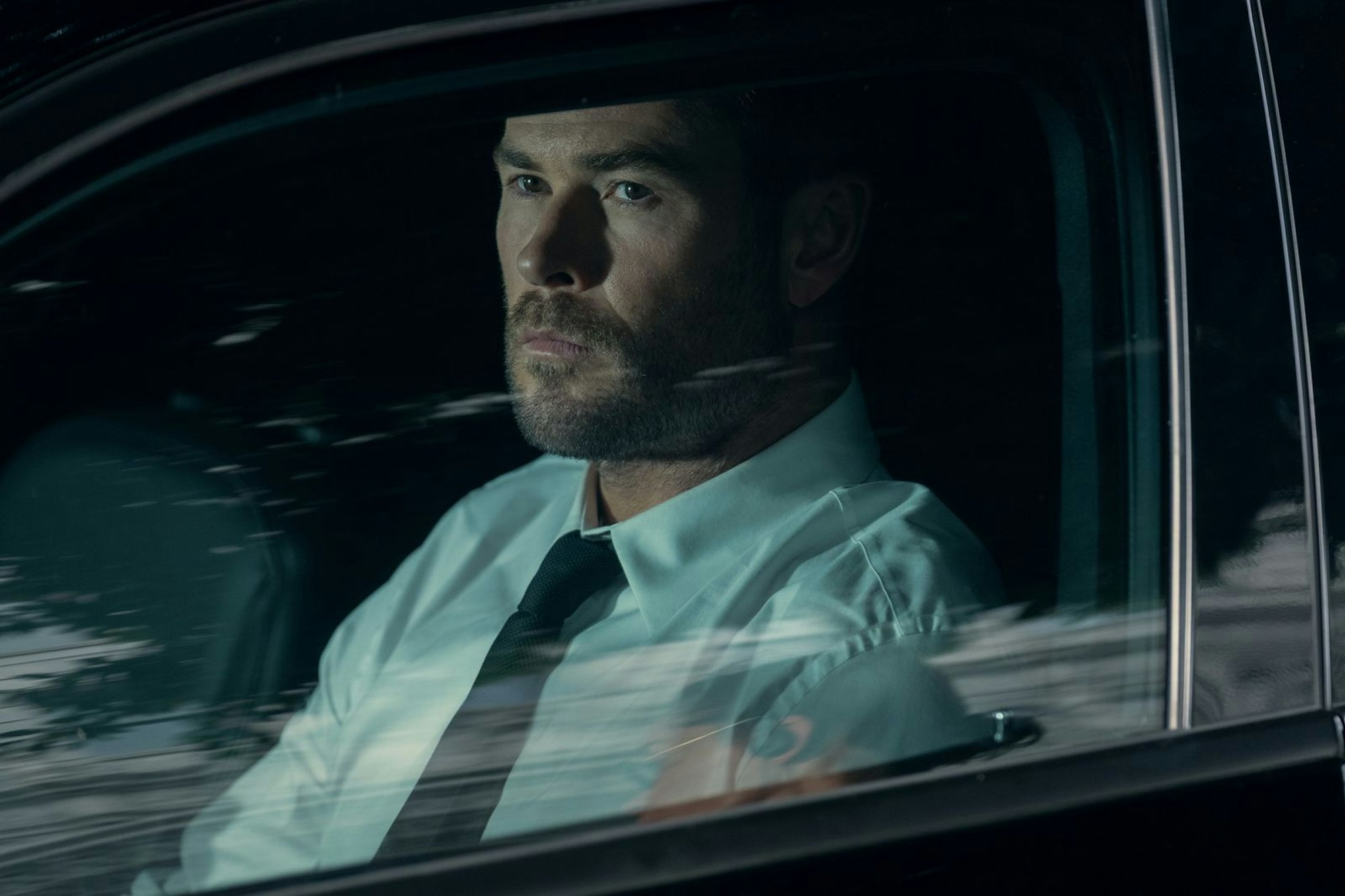 Chris Hemsworth spielt in „Crime 101“ den smarten, aber auch ein bisschen größenwahnsinnigen Räuber Mike Davis. (Bild: 2025 Amazon MGM Studios Content Services LLC)