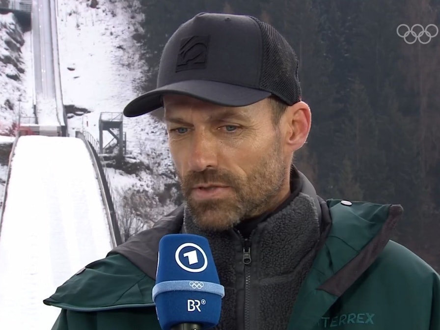 „Ich habe nur Fragezeichen“: Skisprung-Legende Sven Hannawald kann nicht verstehen, warum die Nordische Kombination beim IOC auf dem Prüfstand steht und vielleicht aus dem Programm gestrichen werden soll. (Bild: ARD)