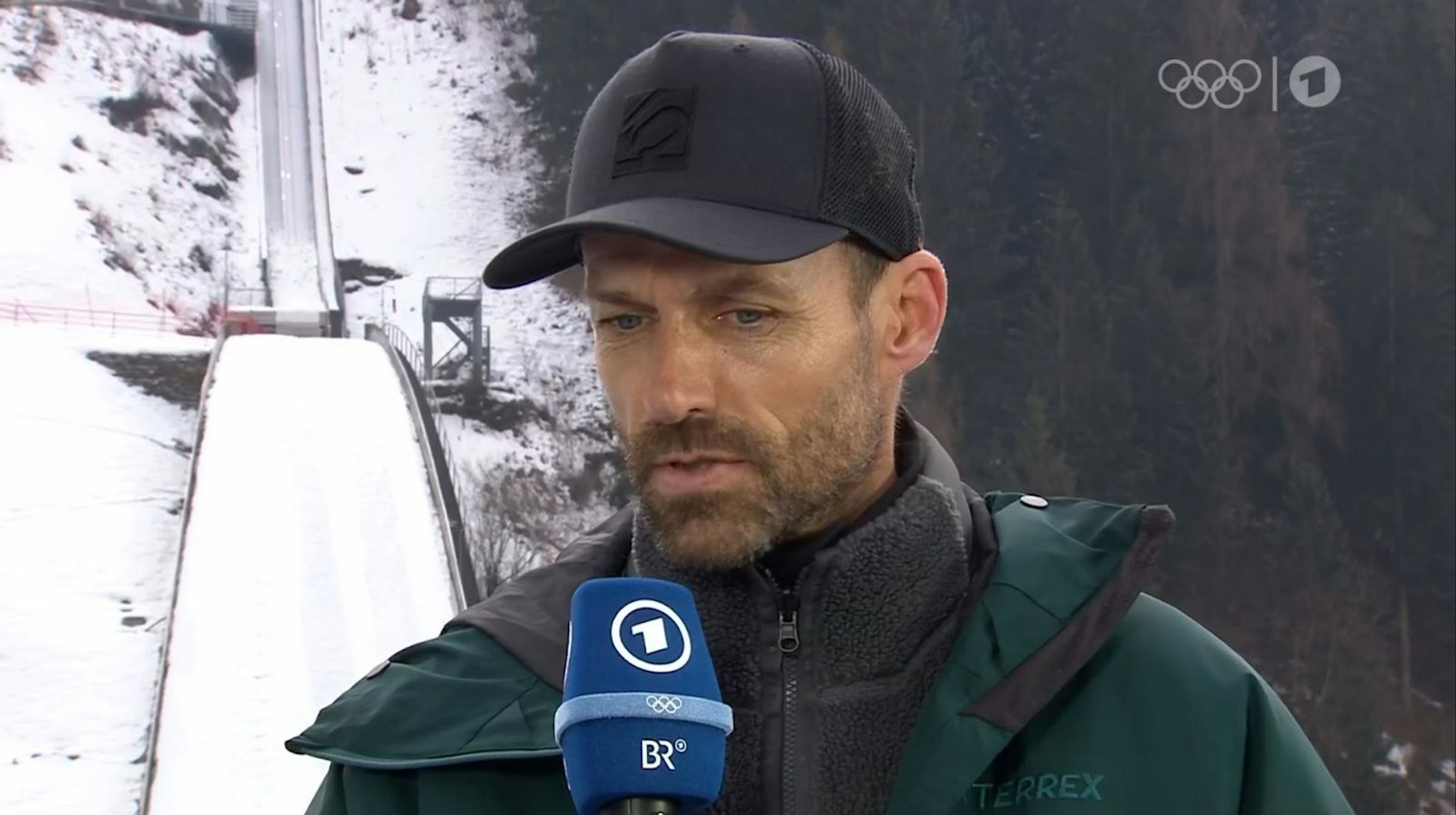 „Ich habe nur Fragezeichen“: Skisprung-Legende Sven Hannawald kann nicht verstehen, warum die Nordische Kombination beim IOC auf dem Prüfstand steht und vielleicht aus dem Programm gestrichen werden soll. (Bild: ARD)